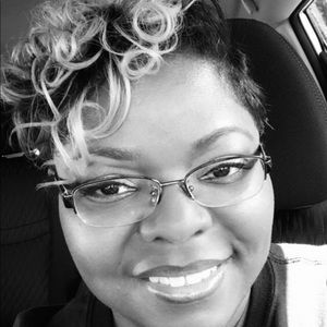 Meet your Posher, Larissa